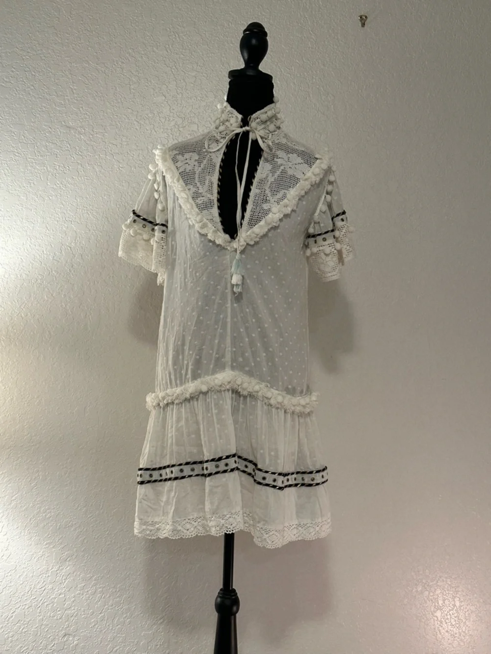 Boho Chic White Mini Dress with Lace Trim - Picture 2 of 4